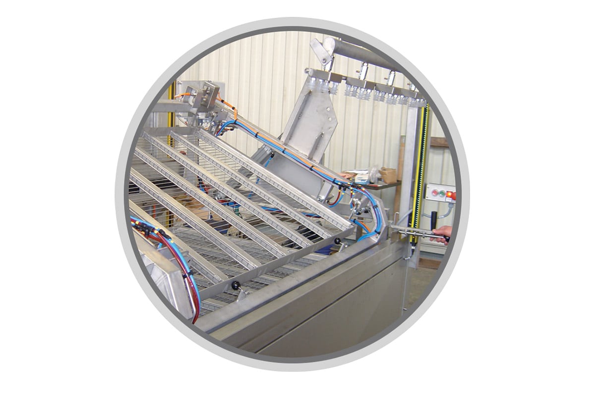 Semi-automatic retort rack unloading - Canning solutions - Guelt