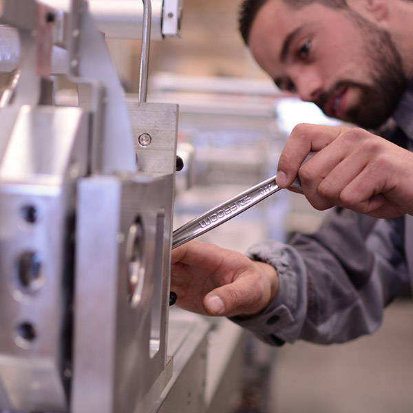 Technicien Guelt en préparation sur une machine Guelt 